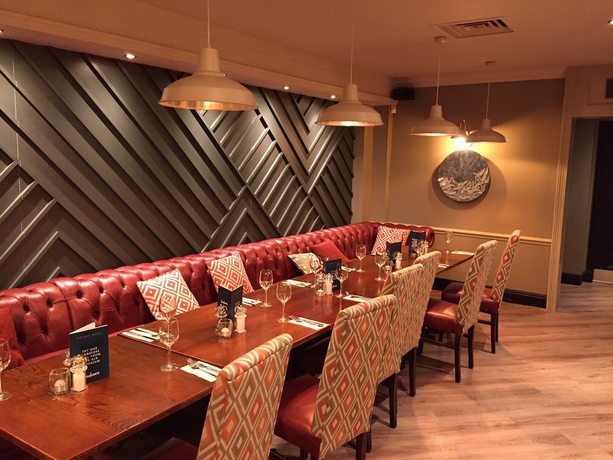 Imagen del bar/restaurante del Hotel Waterside By Greene King Inns. Foto 2