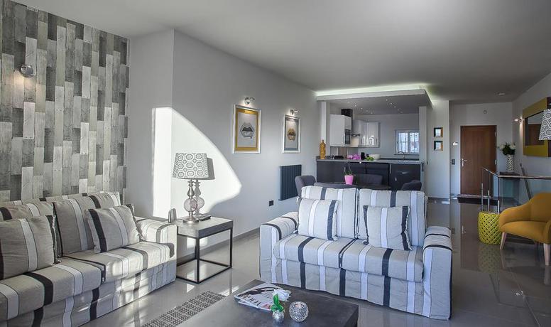 Imagen de los interiores del Hotel Waterside Village. Foto 7