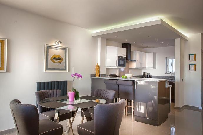 Imagen de los interiores del Hotel Waterside Village. Foto 9