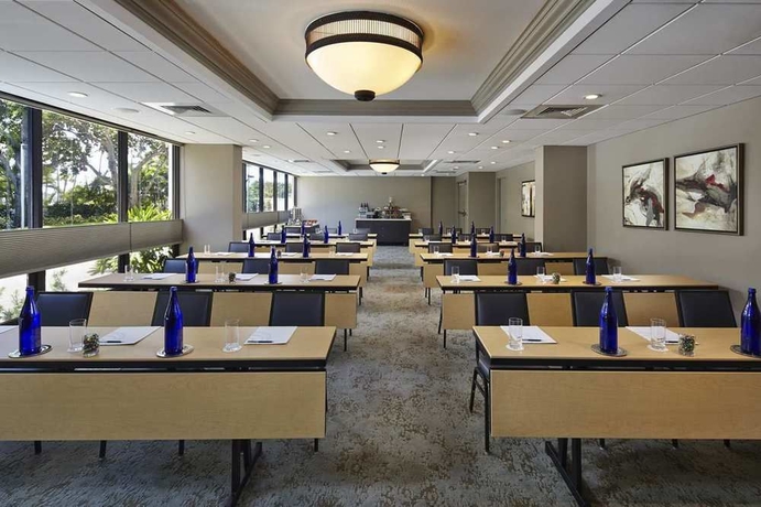 Imagen de los interiores del Hotel Waterstone Resort and Marina Boca, Curio Collection By Hilton. Foto 6