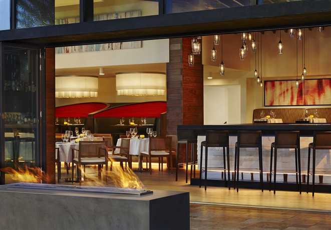 Imagen del bar/restaurante del Hotel Waterstone Resort and Marina Boca, Curio Collection By Hilton. Foto 4