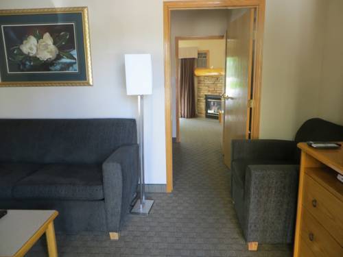 Imagen de la habitación del Hotel Waterton Glacier Suites. Foto 3