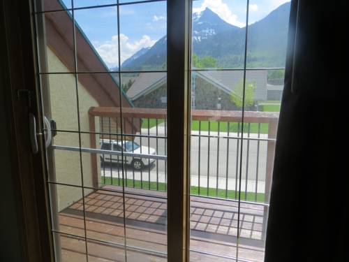 Imagen de la habitación del Hotel Waterton Glacier Suites. Foto 5