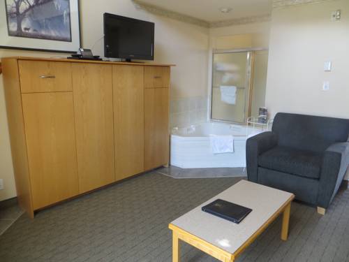 Imagen de la habitación del Hotel Waterton Glacier Suites. Foto 6