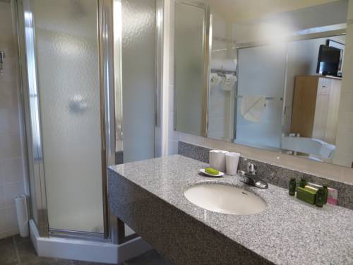 Imagen de la habitación del Hotel Waterton Glacier Suites. Foto 7