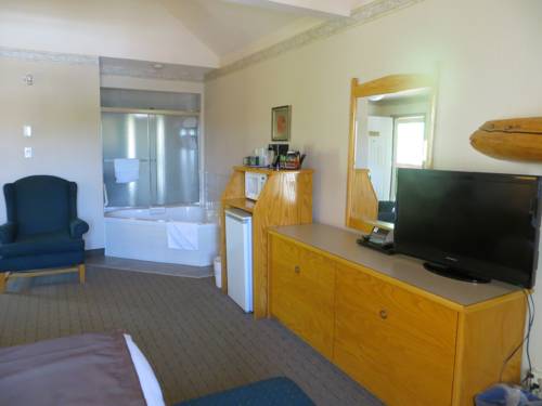 Imagen de la habitación del Hotel Waterton Glacier Suites. Foto 9