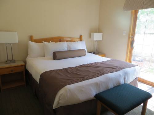 Imagen de la habitación del Hotel Waterton Glacier Suites. Foto 11
