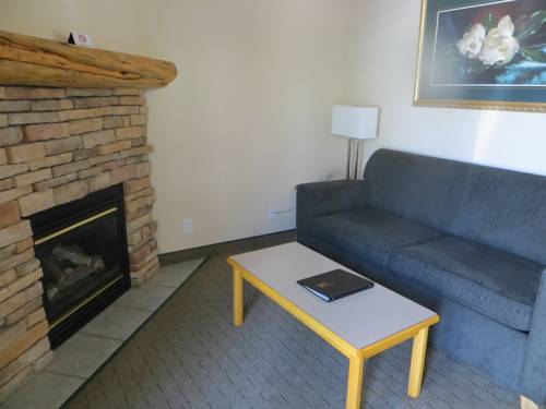 Imagen de la habitación del Hotel Waterton Glacier Suites. Foto 13