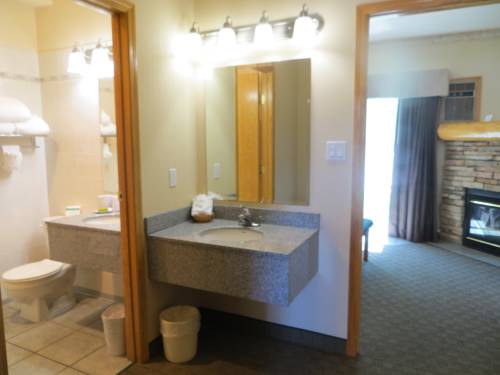 Imagen de la habitación del Hotel Waterton Glacier Suites. Foto 14