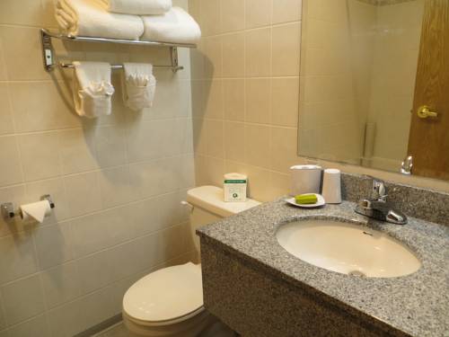Imagen de la habitación del Hotel Waterton Glacier Suites. Foto 15