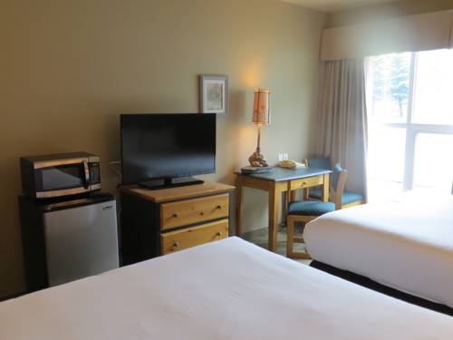 Imagen de la habitación del Hotel Waterton Lakes Lodge Resort. Foto 6