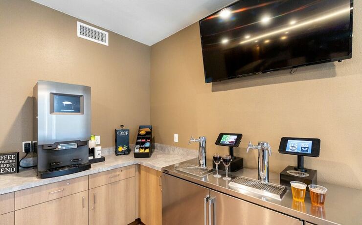 Imagen del bar/restaurante del Hotel Waterwalk Wichita. Foto 16