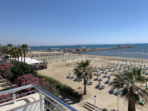 Imagen general del Hotel Wave Beachfront Apartments. Foto 1