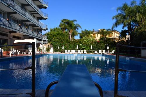 Imagen de la piscina del Hotel Wave. Foto 5