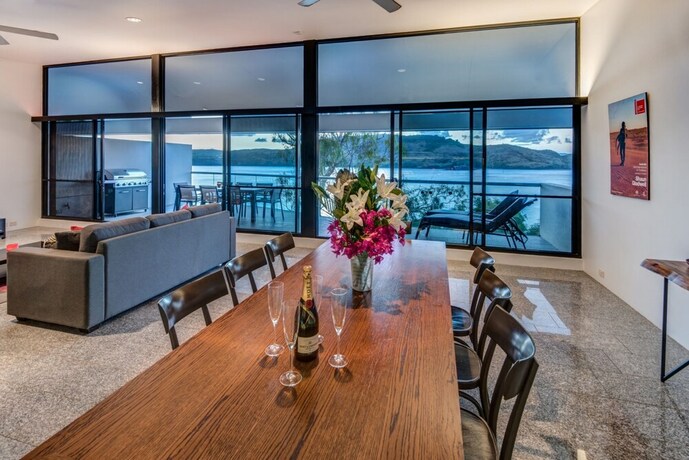 Imagen de los interiores del Hotel Waves 6 Breathtaking Ocean Views. Foto 37