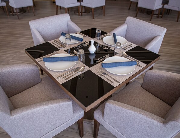 Imagen del bar/restaurante del Hotel Waves Aqua. Foto 7