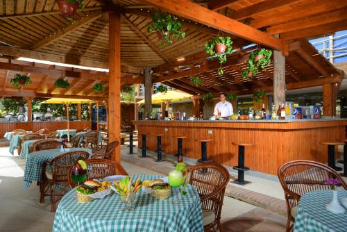 Imagen del bar/restaurante del Hotel Waves Naama Bay. Foto 3