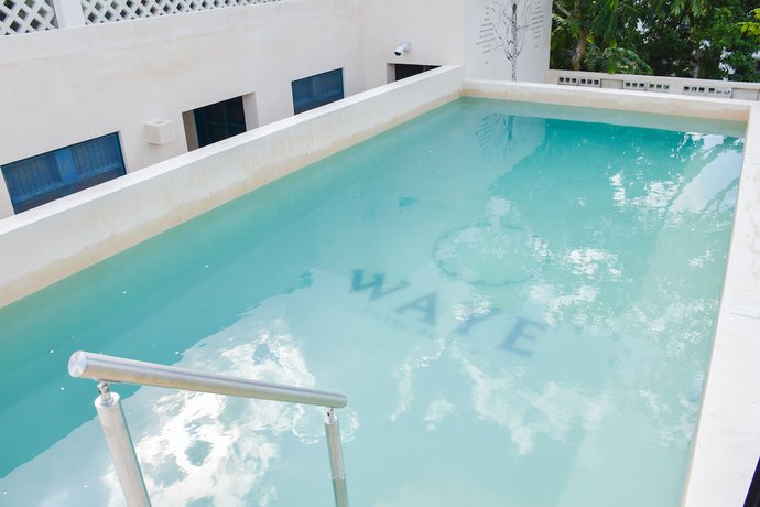 Imagen de la piscina del Hotel Waye. Foto 17