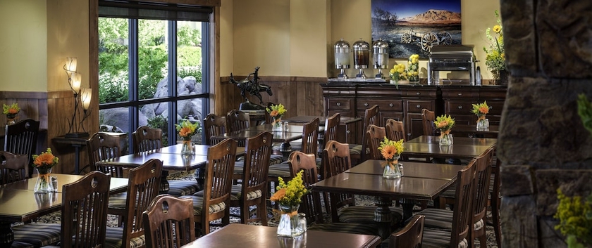 Imagen del bar/restaurante del Hotel Wayfinder Bishop. Foto 5