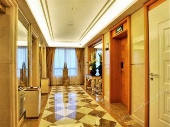 Imagen de los interiores del Hotel Wealthy All Suite. Foto 8