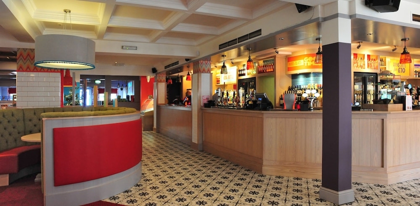 Imagen del bar/restaurante del Hotel Weathervane By Greene King Inns. Foto 2