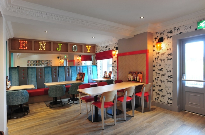 Imagen del bar/restaurante del Hotel Weathervane By Greene King Inns. Foto 8