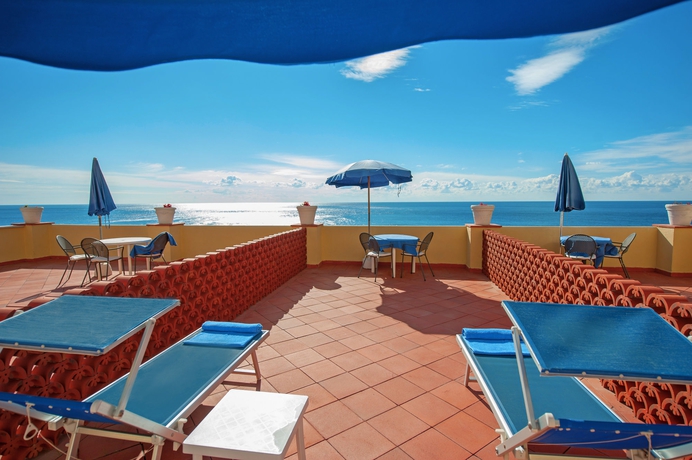 Imagen de los exteriores del Hotel Weber Ambassador. Foto 7