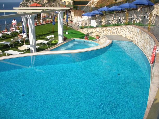Imagen de la piscina del Hotel Weber Ambassador. Foto 13