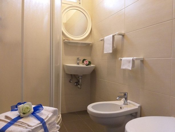 Imagen de la habitación del Hotel Week-end. Foto 6