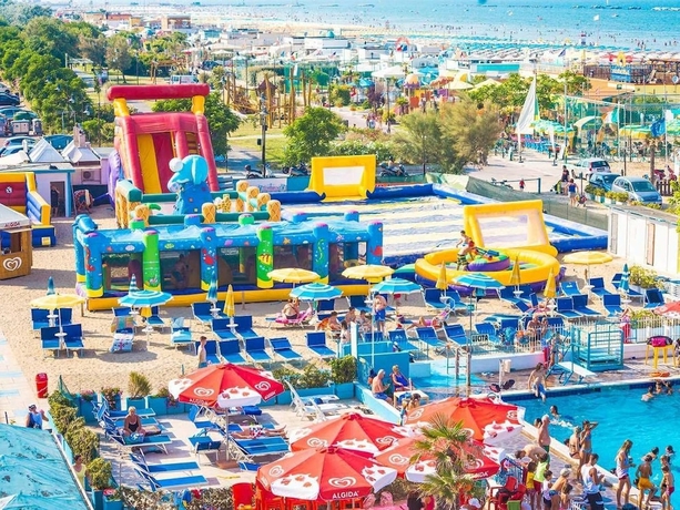 Imagen de la piscina del Hotel Week-end. Foto 19