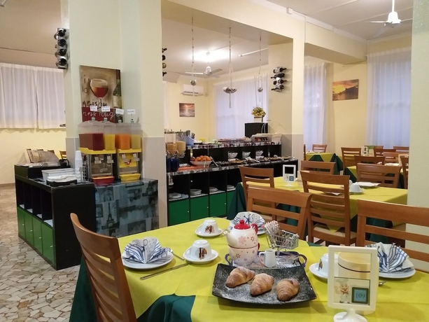 Imagen del bar/restaurante del Hotel Week-end. Foto 2