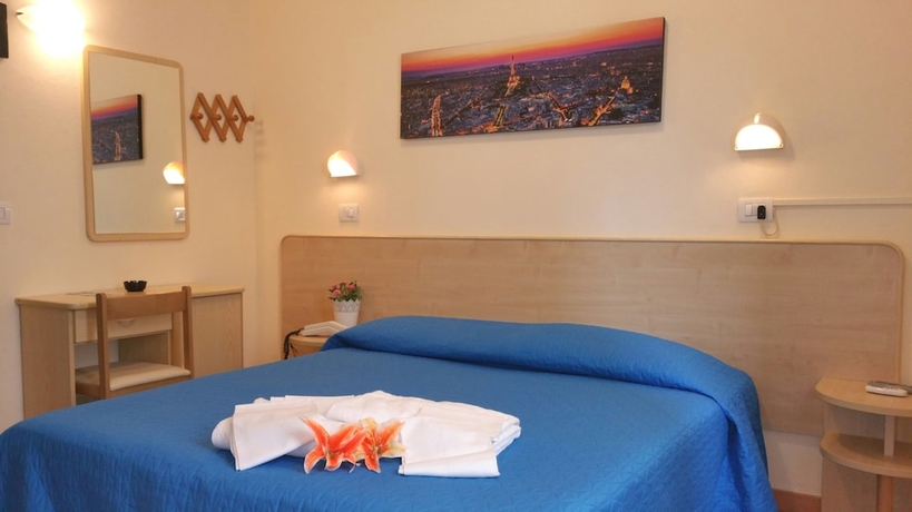 Imagen de la habitación del Hotel Week-end. Foto 13