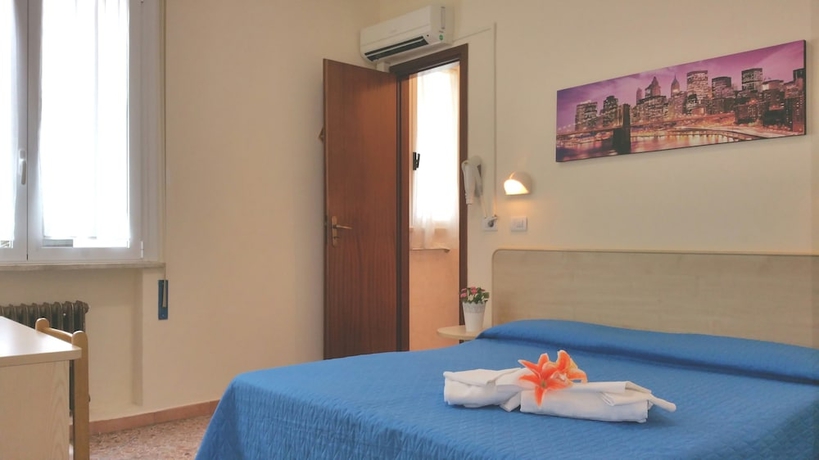 Imagen de la habitación del Hotel Week-end. Foto 14