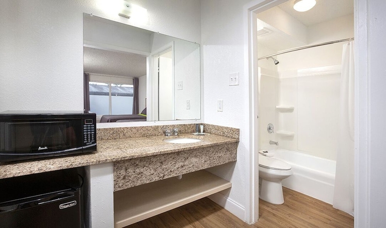 Imagen de la habitación del Hotel Weekly Inn. Foto 8