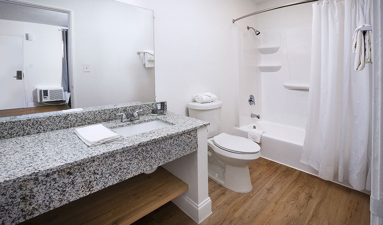 Imagen de la habitación del Hotel Weekly Inn. Foto 10