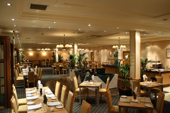 Imagen del bar/restaurante del Hotel Weetwood Hall Conference Centre and. Foto 1