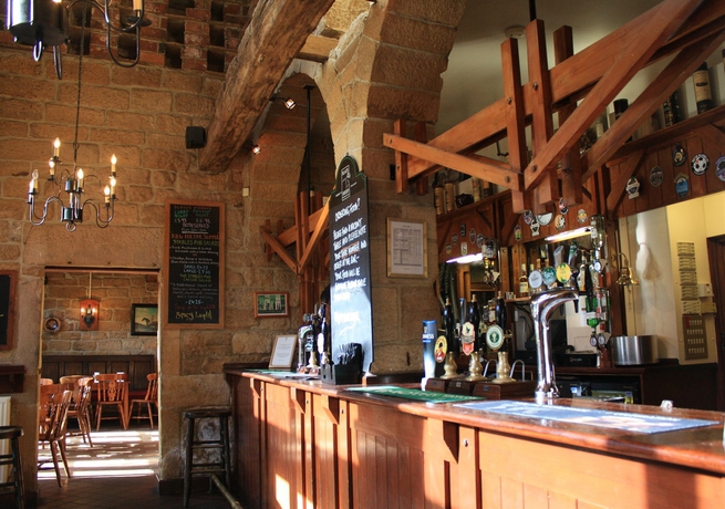 Imagen del bar/restaurante del Hotel Weetwood Hall Conference Centre and. Foto 2