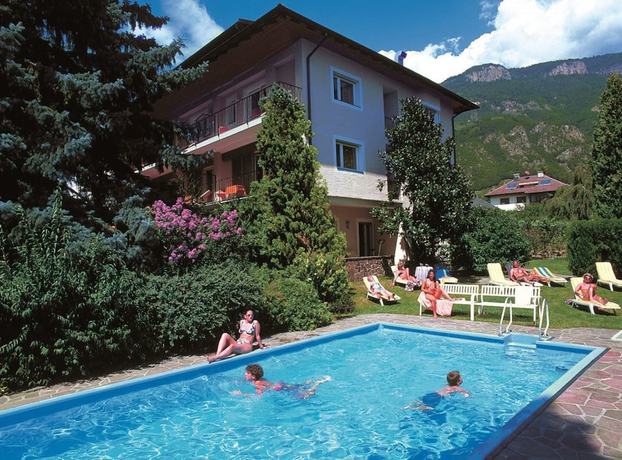 Imagen de la piscina del Hotel Weingarten Terlan - Rooms and Breakfast. Foto 19