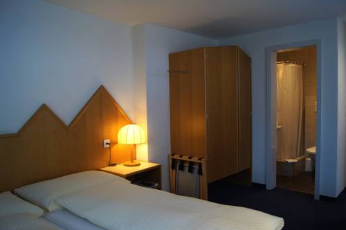 Imagen de la habitación del Hotel Weisses Kreuz, Bergün/Bravuogn. Foto 16