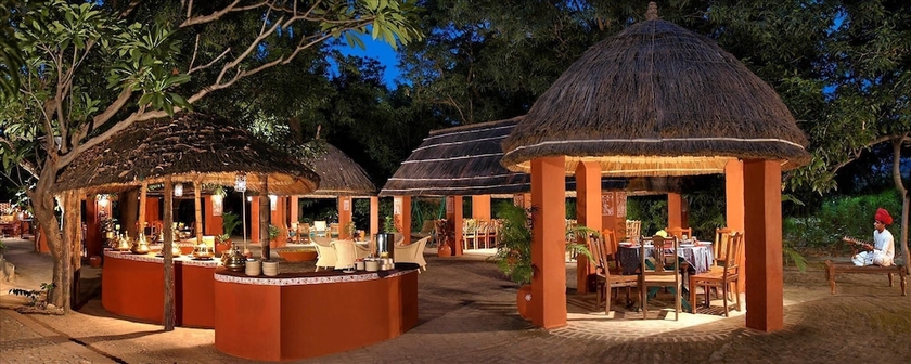 Imagen del bar/restaurante del Hotel WelcomHeritage Maharani Bagh Orchard Retreat. Foto 2
