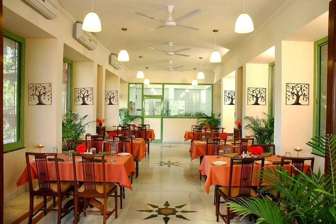 Imagen del bar/restaurante del Hotel WelcomHeritage Maharani Bagh Orchard Retreat. Foto 5