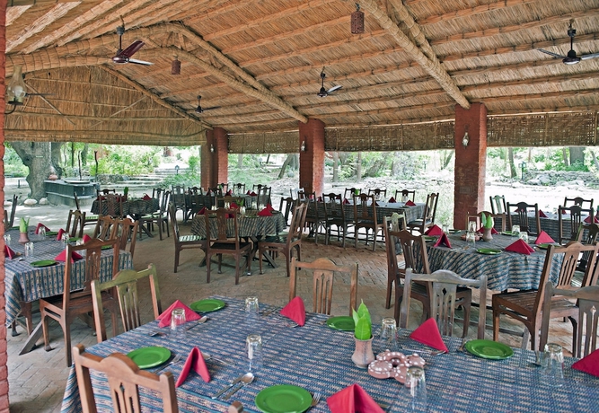 Imagen del bar/restaurante del Hotel WelcomHeritage Maharani Bagh Orchard Retreat. Foto 6