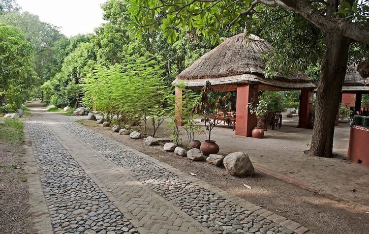 Imagen de los exteriores del Hotel WelcomHeritage Maharani Bagh Orchard Retreat. Foto 13