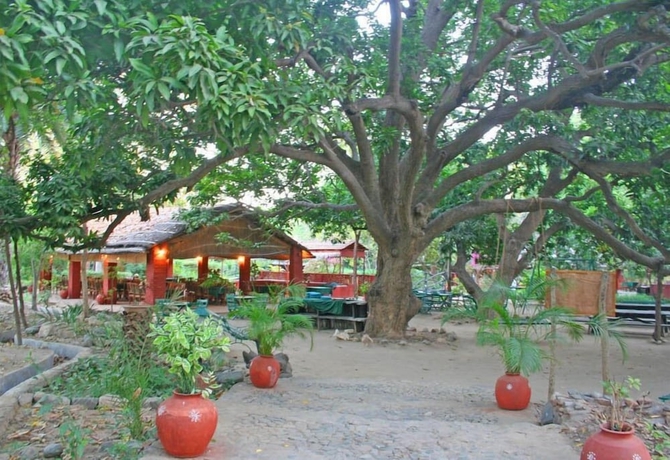 Imagen de los exteriores del Hotel WelcomHeritage Maharani Bagh Orchard Retreat. Foto 15