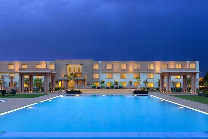 Imagen de la piscina del Hotel Welcomhotel Jodhpur- Member Itc Group. Foto 18