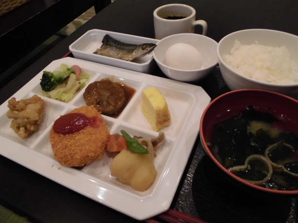 Imagen del bar/restaurante del Hotel Wellbe Meieki - Caters To Men. Foto 12