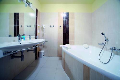 Imagen de la habitación del Hotel Wellness Rezidence Ambra. Foto 8