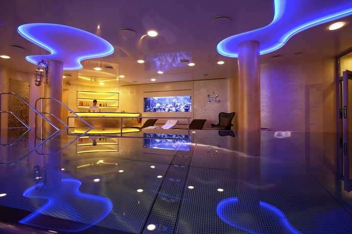 Imagen de la piscina del Hotel Wellness and Spa Ambiente. Foto 19