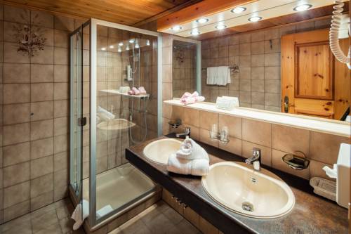 Imagen de la habitación del Hotel Wellnesshotel Engadin. Foto 4