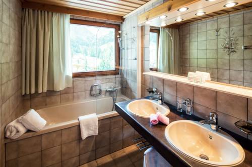 Imagen de la habitación del Hotel Wellnesshotel Engadin. Foto 12